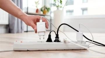 خطر مستمر.. تأثير ترك الشاحن موصولًا بالكهرباء يهدد عمر الأجهزة المنزلية بشكل غير متوقع